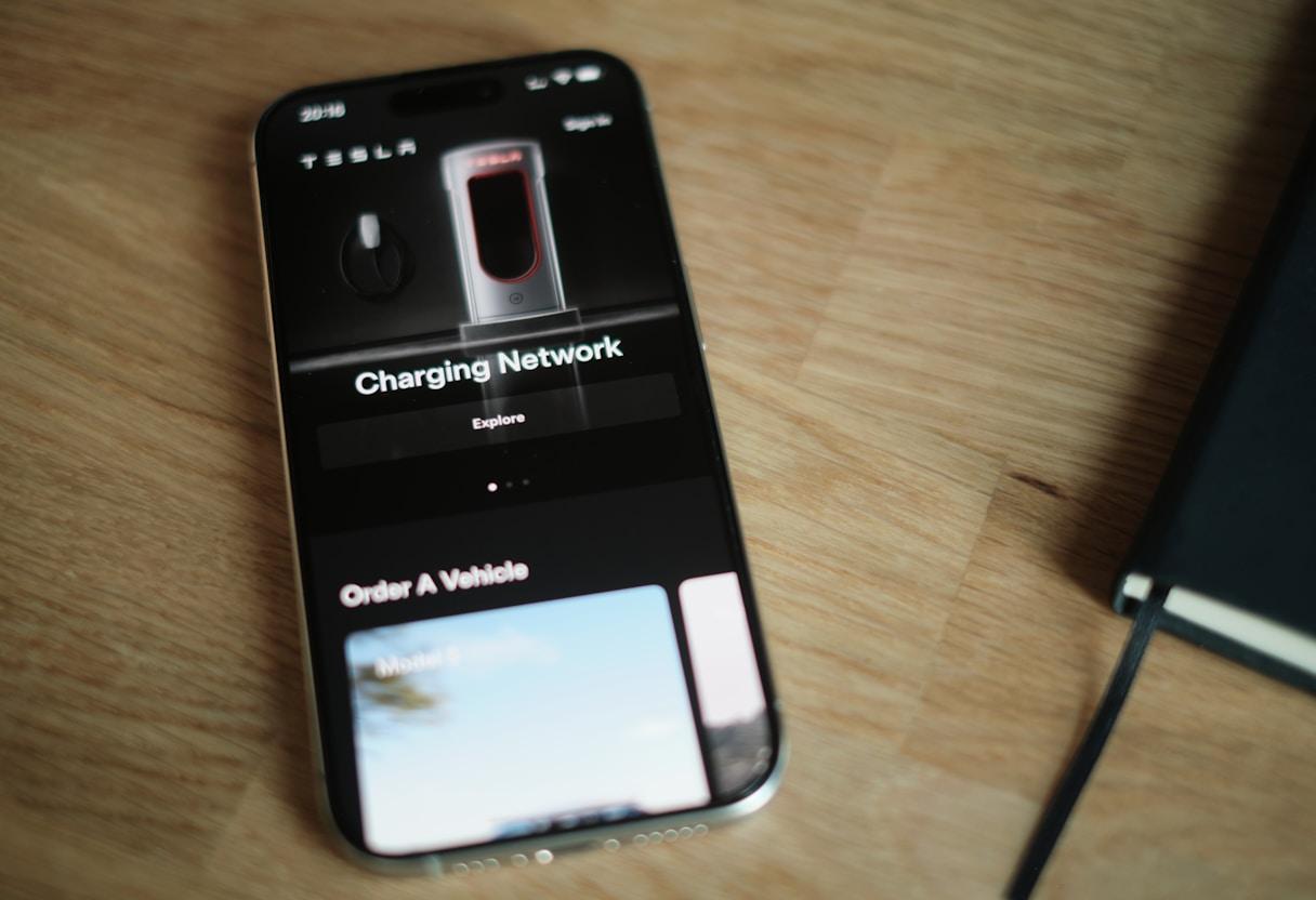 Schematic of Siri architecture showing NLP, neural networks, and context engine